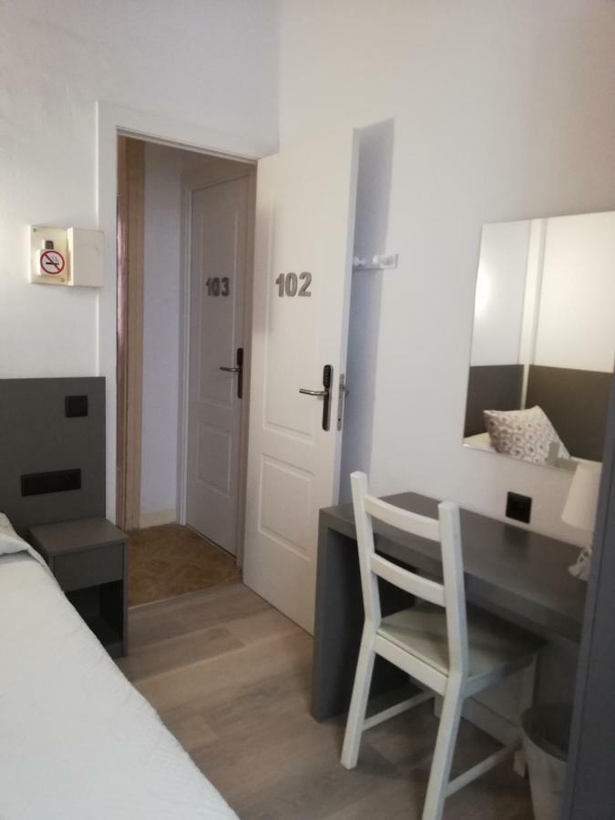 Hostal Parellades Sitges Exterior photo